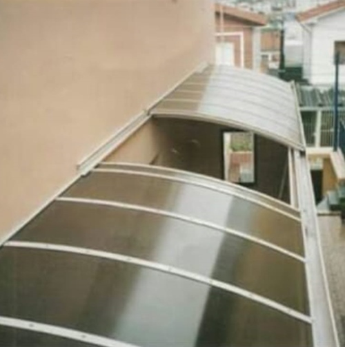 5.Cobertura retrátil com Policarbonato Alveolar Bronze